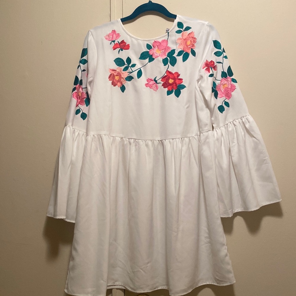 NEW ASOS DESIGN fluted sleeve embroidered mini white smock dress in US size 6